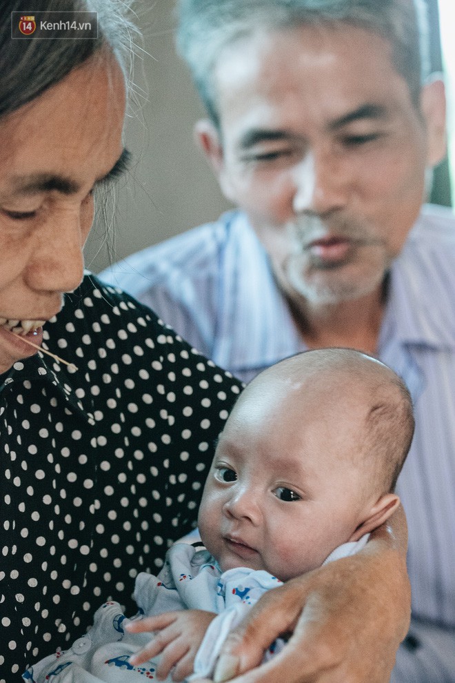 Cuộc sống của 2 đứa trẻ mất bố mẹ sau vụ cháy lớn ở Đê La Thành: Con chỉ biết pha sữa chứ không dám bế em, sợ em ngã