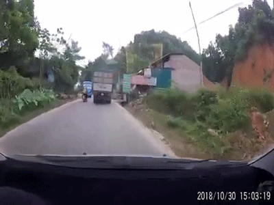 Đỉnh cao se chỉ luồn kim: Tự đẩy mình vào thế bị kẹp giữa xe tải và xe khách, tài xế xe máy thoát chết thần kỳ