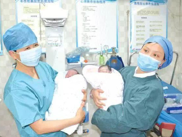 Vợ sinh đôi 2 con không giống nhau, chồng âm thầm đưa đi xét nghiệm rồi nín lặng