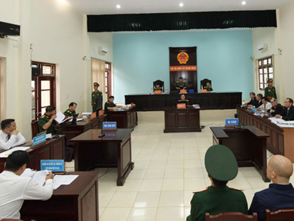 Vợ Út trọc Đinh Ngọc Hệ bật khóc xin tòa giảm án cho chồng