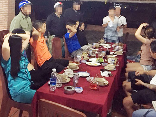 Cô gái bị nhóm giang hồ cho vay tiền bắt giữ, đánh đập sau đó dẫn đi ăn nhậu