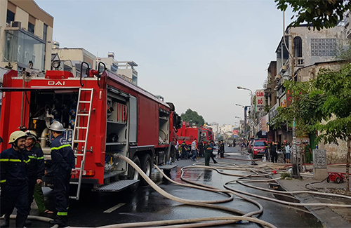 Quán bar ở Sài Gòn cháy ngùn ngụt