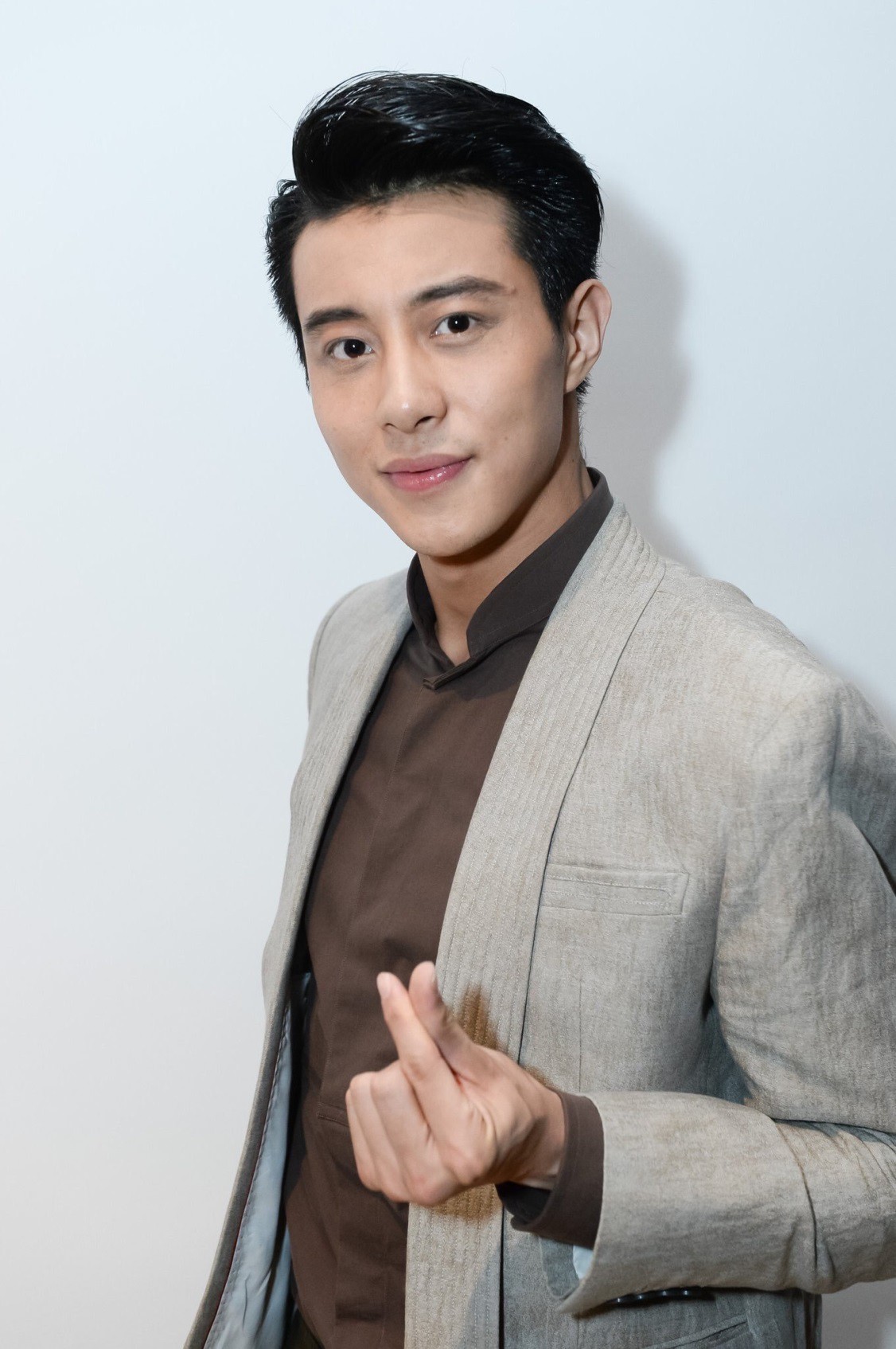 Chàng hotboy vừa cầu hôn Hương Giang: Người Trung 100%, ngoại hình đã đỉnh song profile còn khủng hơn!