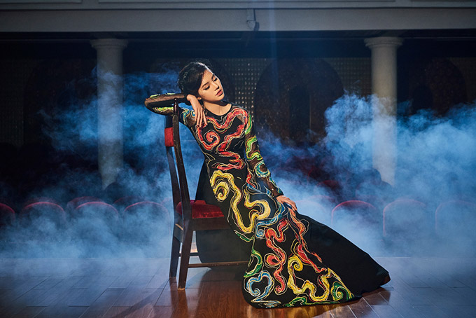 Jolie Nguyễn hóa thân nữ ca sĩ phòng trà