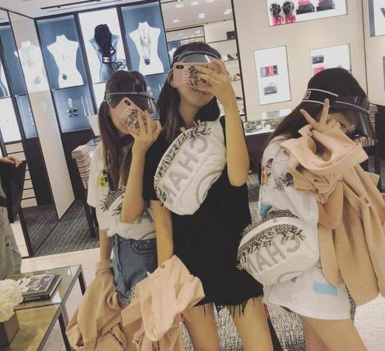 Quách Tĩnh Lý Á Bằng đối mặt với khoản nợ 134 tỷ, con gái Lý Yên vẫn thoả sức đốt tiền mua sắm