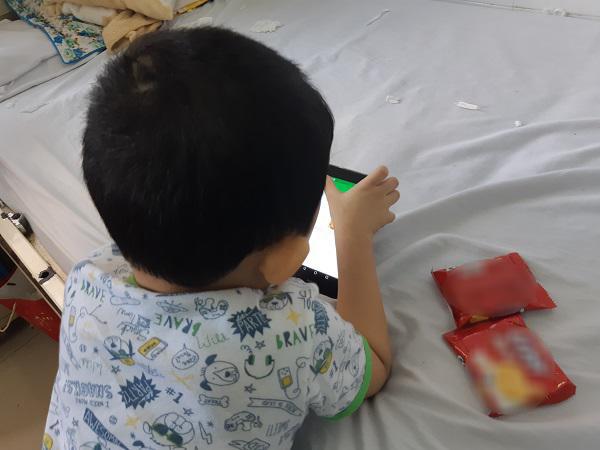 Con mới 1 tháng mẹ đã lạm dụng điện thoại để dỗ dành, 5 năm sau không hết hối hận