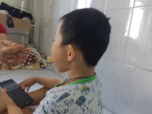 Con mới 1 tháng mẹ đã lạm dụng điện thoại để dỗ dành, 5 năm sau không hết hối hận