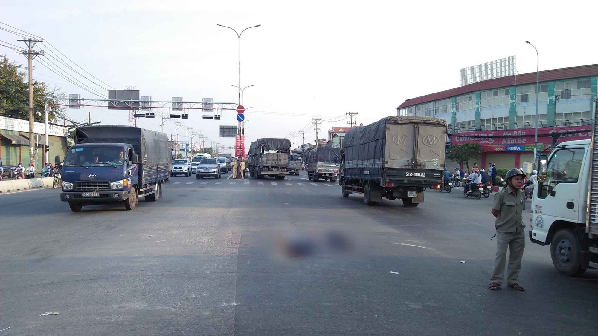 Va chạm với xe tải, cụ bà bán vé số chết thảm ở Sài Gòn