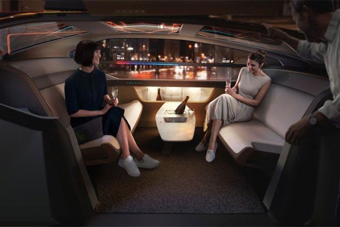 Ô tô chị em quá thích: Chỉ 1 nút bấm, xe tự lùi, tự dừng đỗ, ra vào gara