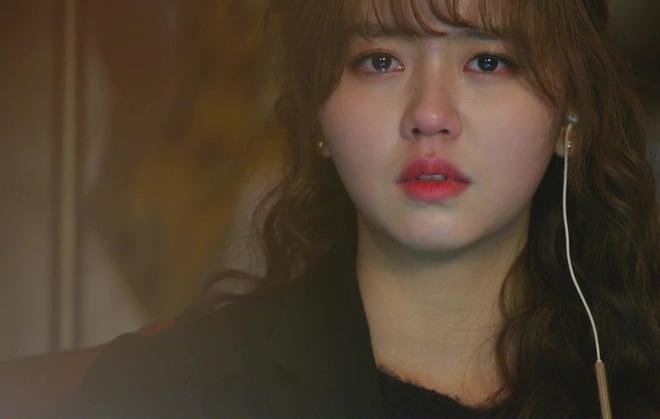 Đớn đau núp sau cánh cửa, nhìn chồng ôm lấy vợ cũ gạ: Bọn mình sinh 1 đứa con đi