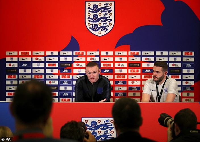 Rooney gây tranh cãi khi đeo băng đội trưởng ở trận cầu chia tay ĐT Anh Rooney gây tranh cãi khi đeo băng đội trưởng ở trận cầu chia tay ĐT Anh