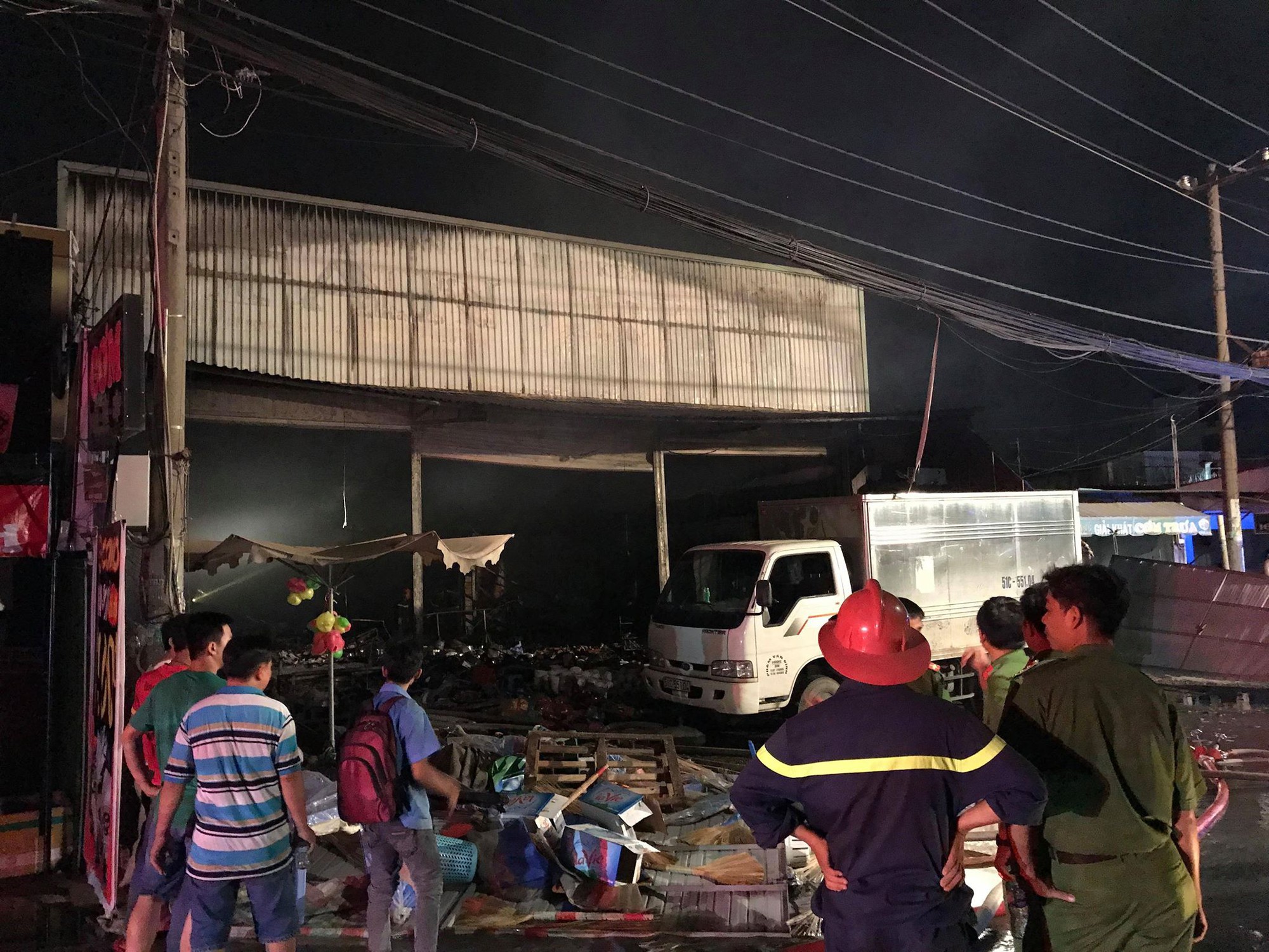 Kho hàng tạp hoá bùng cháy dữ dội, hàng trăm lính cứu hoả phá cửa dập lửa