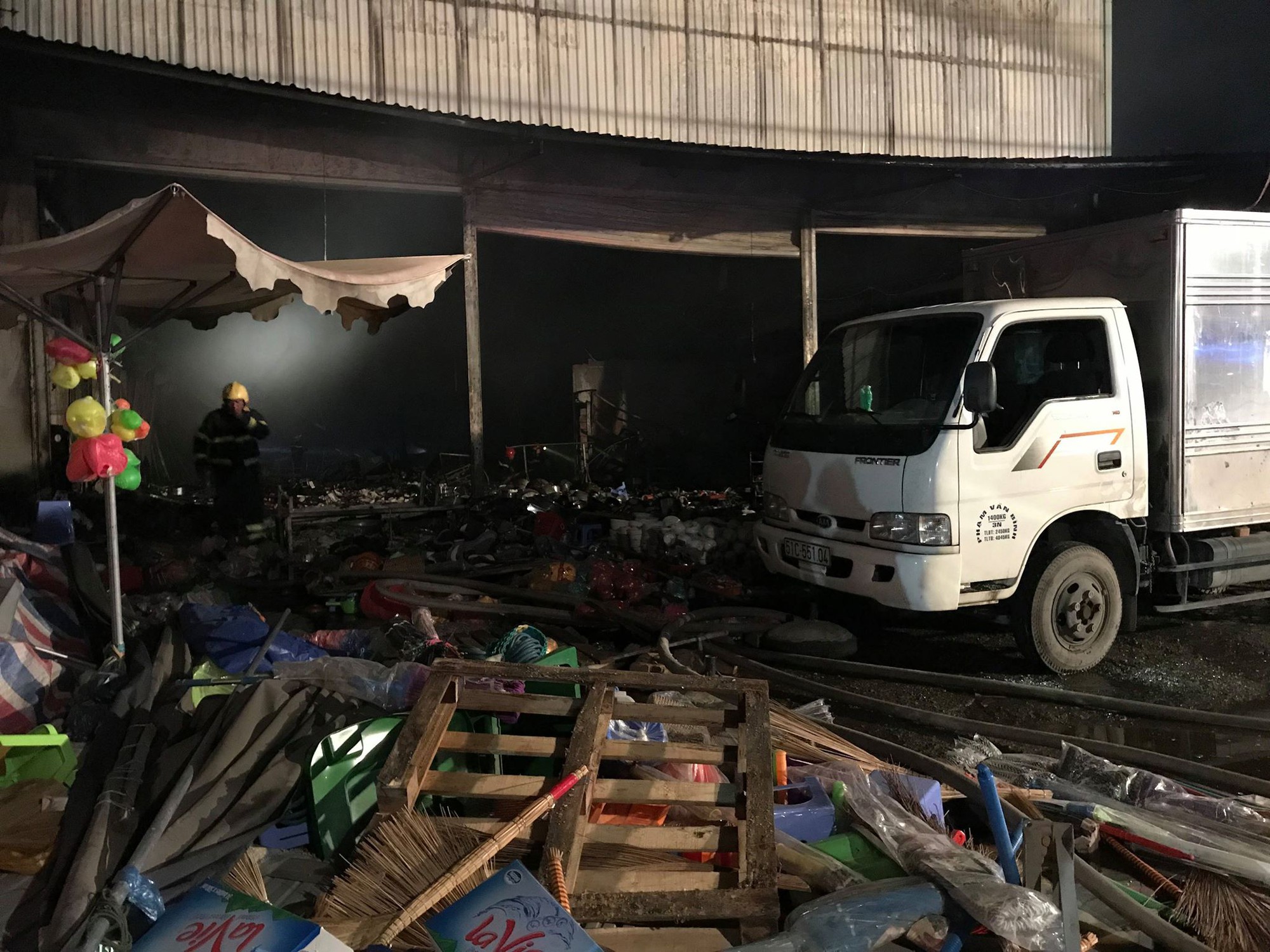 Kho hàng tạp hoá bùng cháy dữ dội, hàng trăm lính cứu hoả phá cửa dập lửa