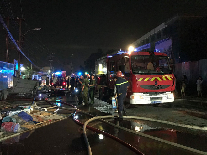 Kho hàng tạp hoá bùng cháy dữ dội, hàng trăm lính cứu hoả phá cửa dập lửa