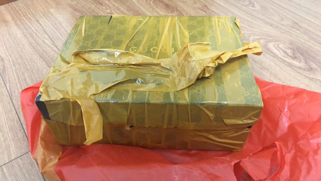 Mất hơn triệu rưỡi để mua 1 đôi giày bata rách, cô gái choáng váng với thủ đoạn lừa đảo tinh vi của shipper Mất hơn triệu rưỡi để mua 1 đôi giày bata rách, cô gái choáng váng với thủ đoạn lừa đảo tinh vi của shipper