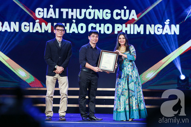 Phương Anh Đào giành cúp Nữ diễn viên xuất sắc nhất tại LHP quốc tế Hà Nội 2018