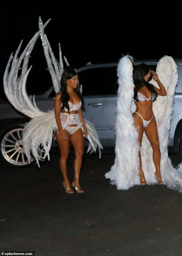Chị em nhà Kim Kardashian hóa thành thiên thần nội y ở tiệc Halloween