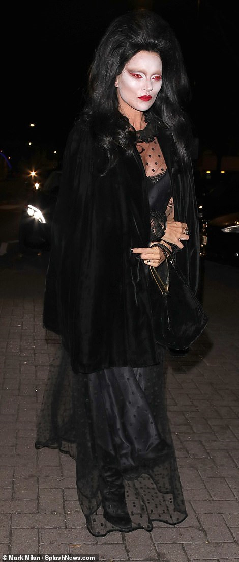 Chị em nhà Kim Kardashian hóa thành thiên thần nội y ở tiệc Halloween