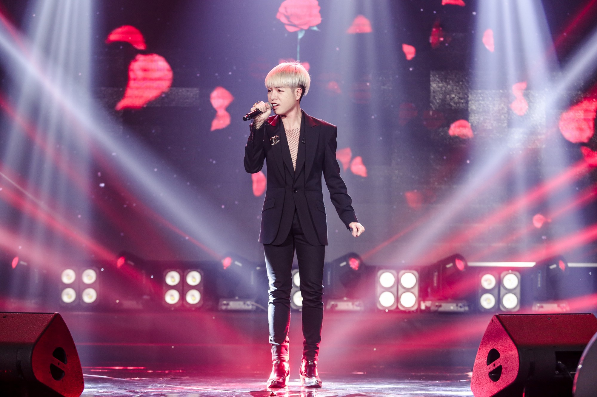 Diễn hit mới cực máu lửa, Đông Nhi còn gây ấn tượng mạnh với màn song ca cùng Mr.Đàm trong bản tình ca bất hủ