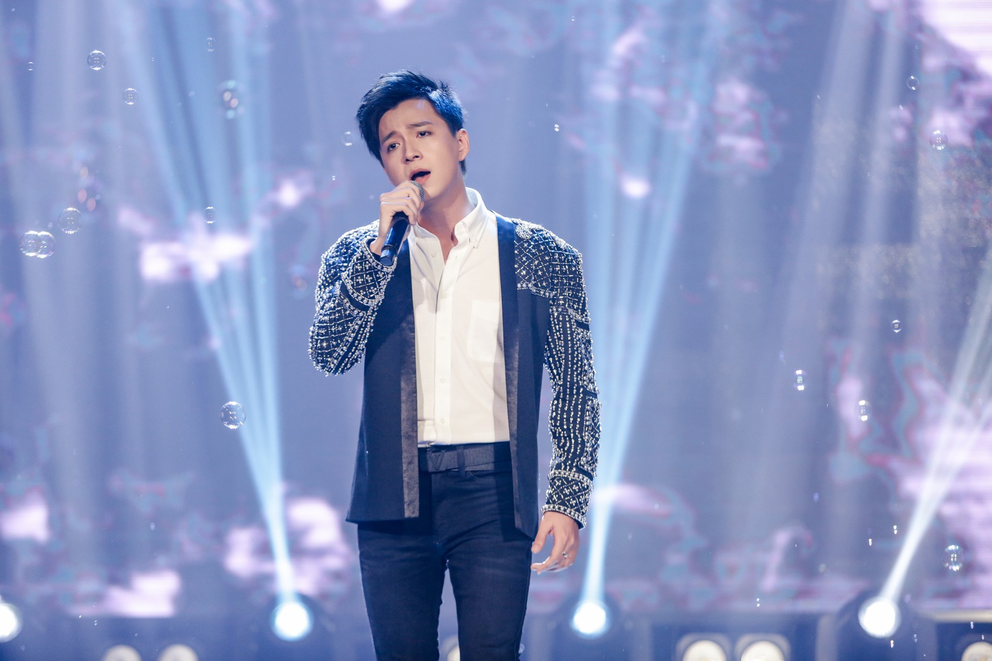 Diễn hit mới cực máu lửa, Đông Nhi còn gây ấn tượng mạnh với màn song ca cùng Mr.Đàm trong bản tình ca bất hủ