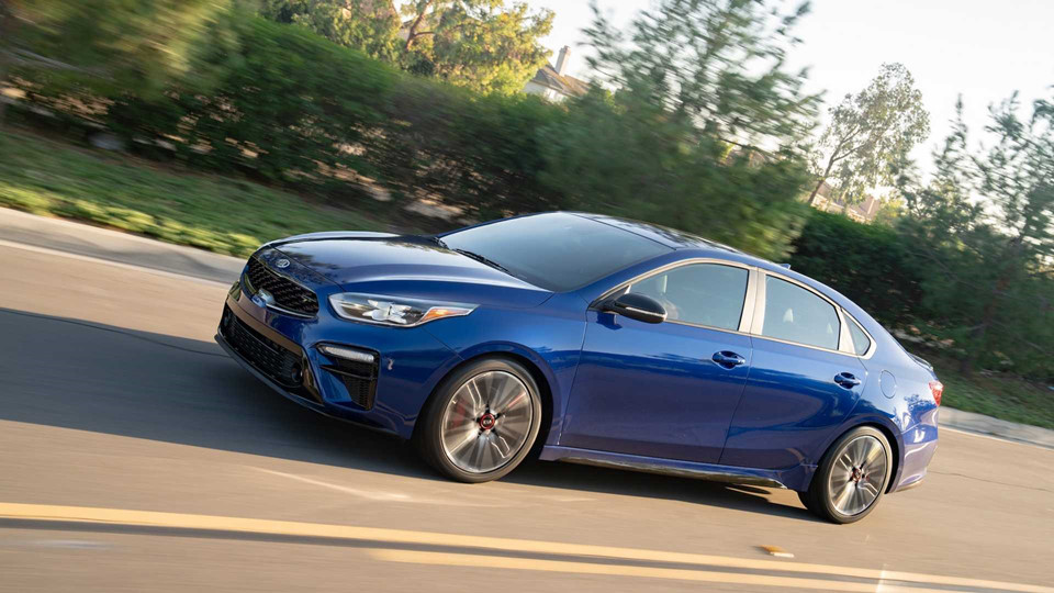 Kia Cerato GT ra mắt, trẻ trung và mạnh mẽ hơn