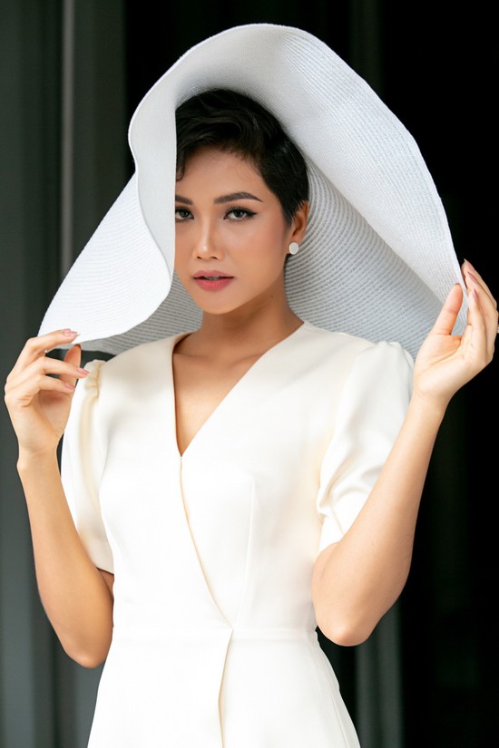 HHen Niê chính thức xuất hiện trên trang chủ Miss Universe: Cuộc chiến so kè nhan sắc chuẩn bị bắt đầu! HHen Niê chính thức xuất hiện trên trang chủ Miss Universe: Cuộc chiến so kè nhan sắc chuẩn bị bắt đầu!