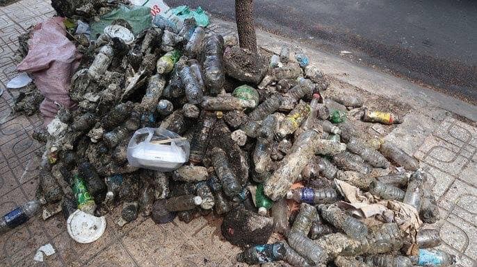 Khoảnh khắc chú công nhân vệ sinh uống vội cốc nước bên cạnh đống rác thải khiến nghìn người nín lặng