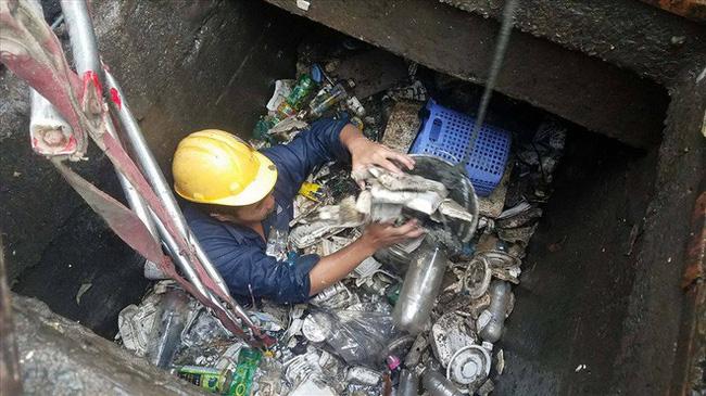 Khoảnh khắc chú công nhân vệ sinh uống vội cốc nước bên cạnh đống rác thải khiến nghìn người nín lặng