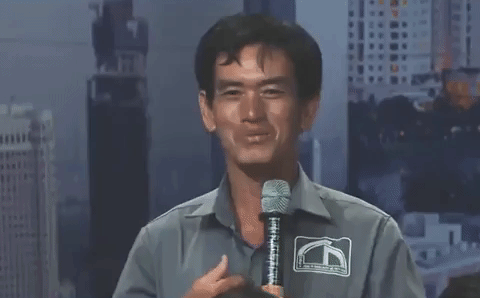 Khoảnh khắc chú công nhân vệ sinh uống vội cốc nước bên cạnh đống rác thải khiến nghìn người nín lặng