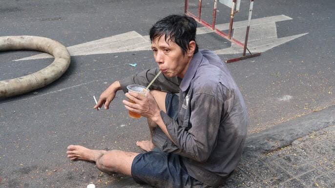 Khoảnh khắc chú công nhân vệ sinh uống vội cốc nước bên cạnh đống rác thải khiến nghìn người nín lặng