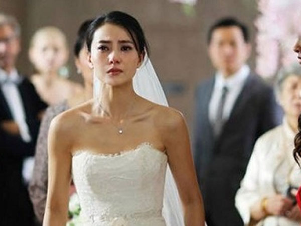 Hành động trong đám cưới của nhà trai khiến họ hàng cô dâu xôn xao