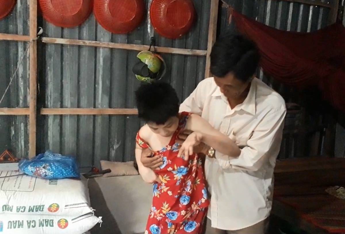 Người cha khóc nghẹn kể chuyện con gái mắc bệnh bại não nghi bị hàng xóm hiếp dâm nhiều lần, 2 lần phải phá thai