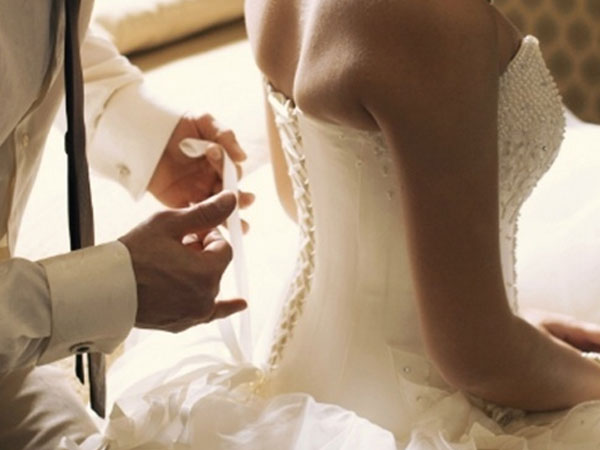 Đêm tân hôn, không thấy dấu vết trinh nguyên, tôi vẫn ôm vợ vào lòng khi nhìn thấy thứ này