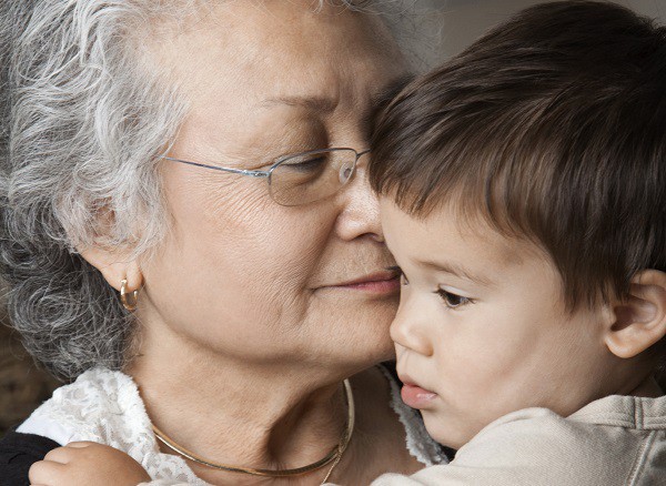 Thấy mẹ chồng đêm nào cũng khóc vì đau đớn, tôi đòi dẫn mẹ đi mổ thì bị chồng và chị chồng quát vào mặt