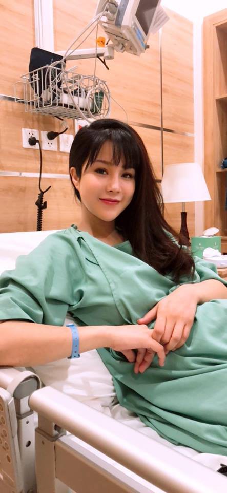 Diệp Lâm Anh vừa hạ sinh con gái đầu lòng nặng 3 kg