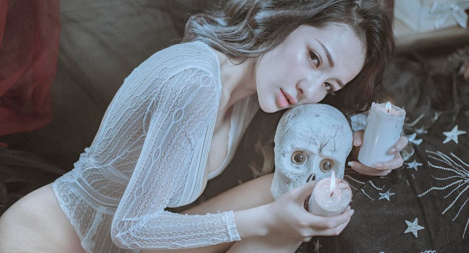 Khoe thân quá đà trong bộ ảnh Halloween, Ngân 98 bị nhận xét phản cảm