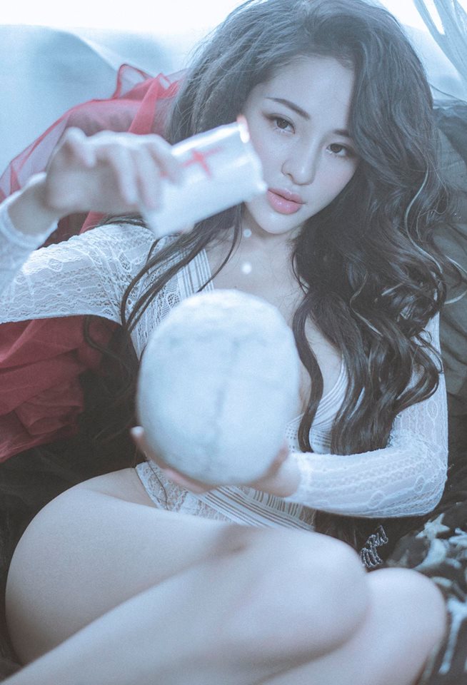 Khoe thân quá đà trong bộ ảnh Halloween, Ngân 98 bị nhận xét phản cảm