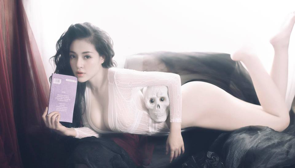 Khoe thân quá đà trong bộ ảnh Halloween, Ngân 98 bị nhận xét phản cảm