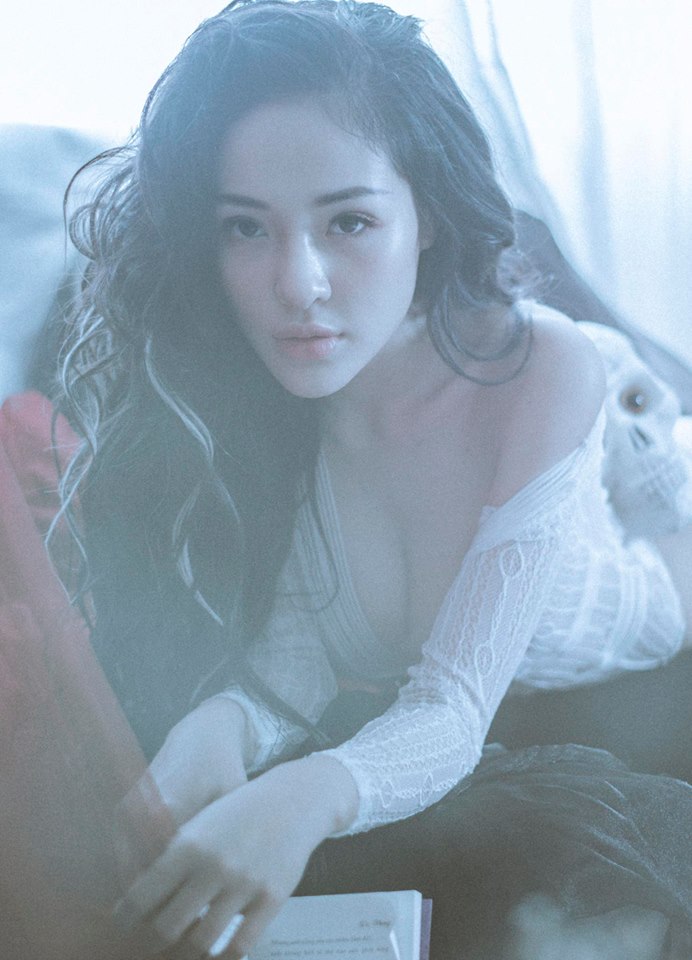 Khoe thân quá đà trong bộ ảnh Halloween, Ngân 98 bị nhận xét phản cảm