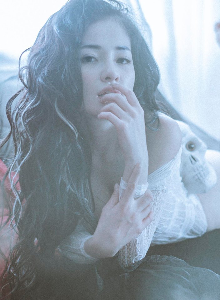 Khoe thân quá đà trong bộ ảnh Halloween, Ngân 98 bị nhận xét phản cảm