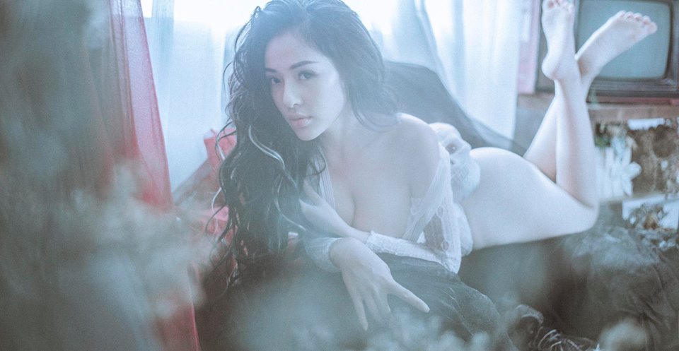 Khoe thân quá đà trong bộ ảnh Halloween, Ngân 98 bị nhận xét phản cảm