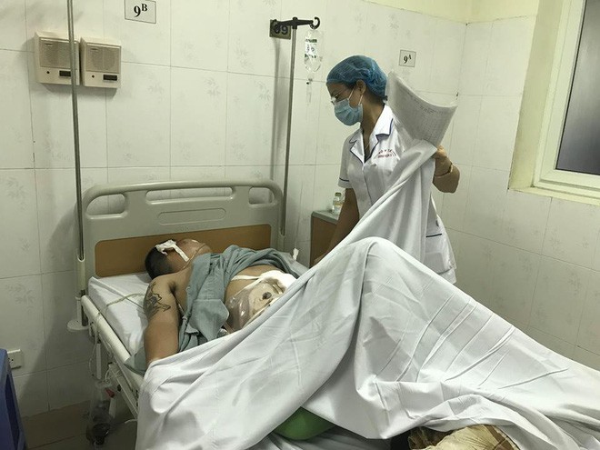 Vợ tài xế taxi sợ hãi kể lại giây phút chồng bị người ngồi trong xe Mazda bắn