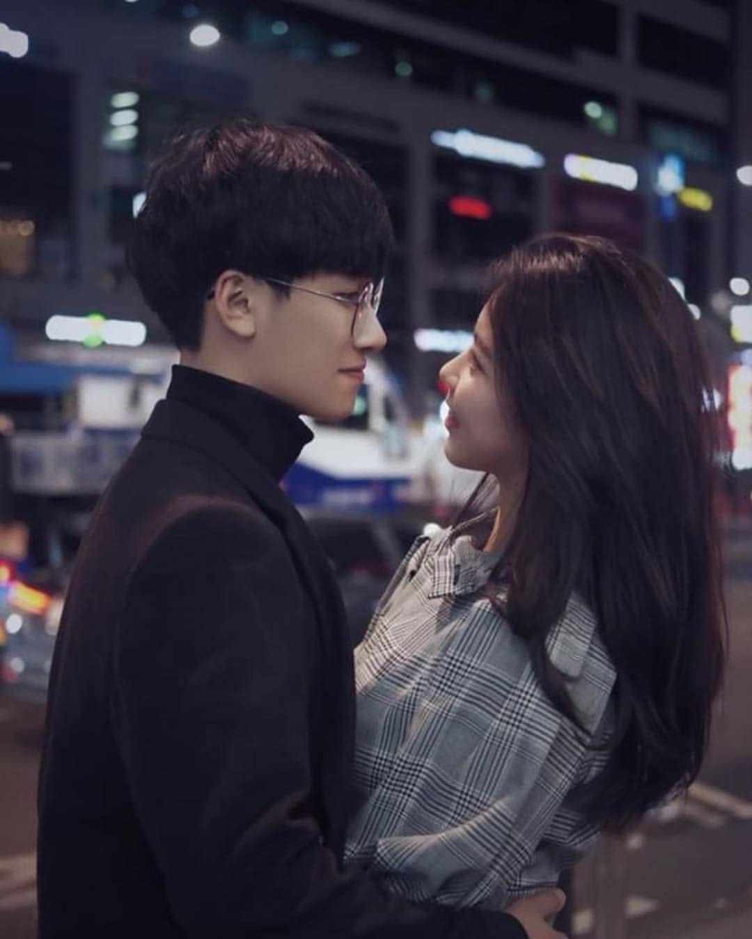 Cho rằng tiền quan trọng hơn tình yêu để biện minh cho sự thay lòng, cô gái nhận đống gạch đá đủ để xây nhà