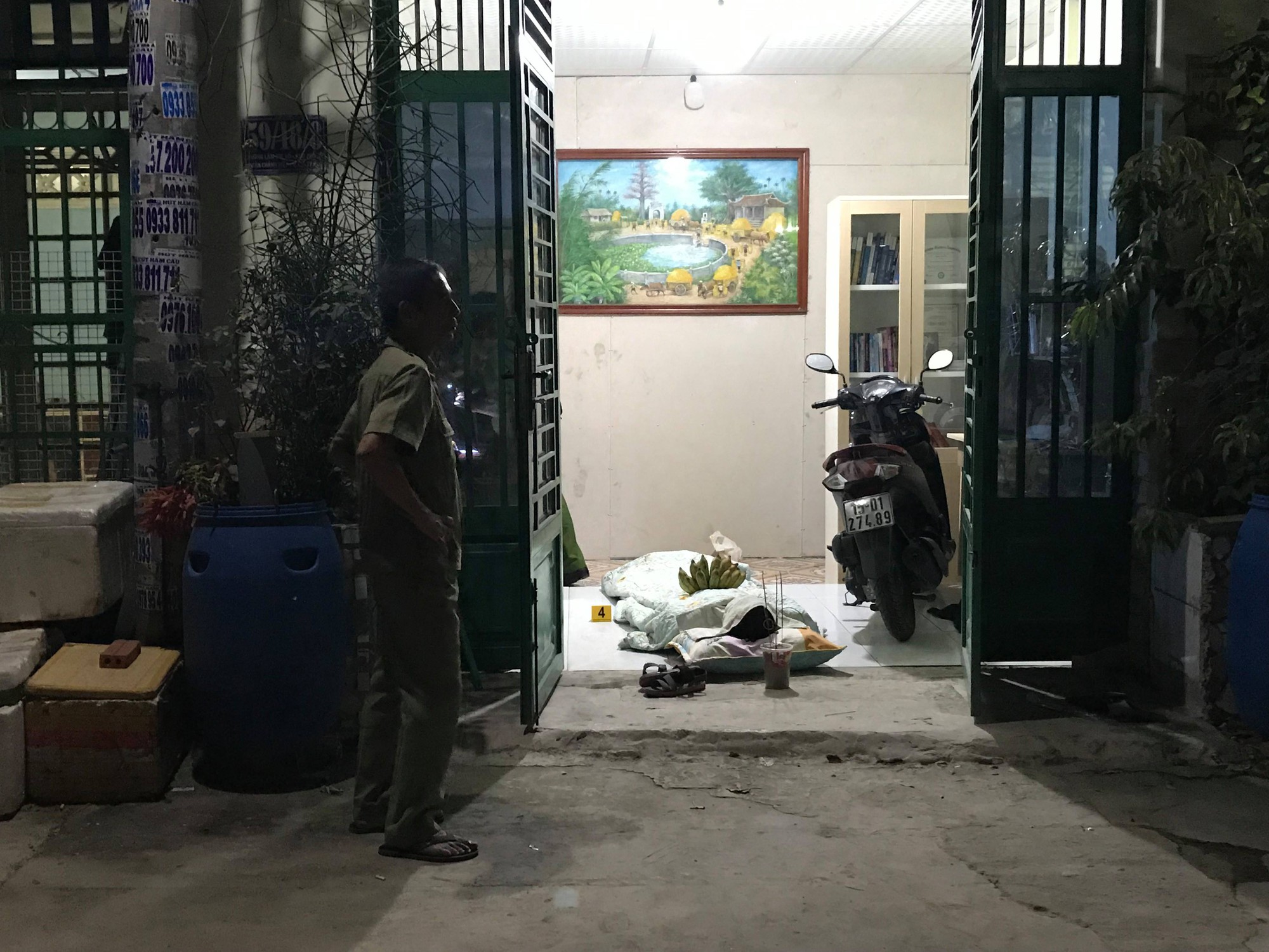 TP.HCM: Đi học về, nữ sinh lớp 7 ngã quỵ khi thấy cha treo cổ trong nhà