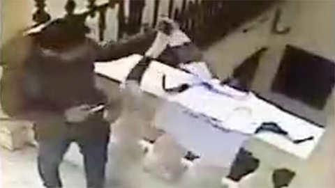 Kẻ trộm lấy đồ tưởng niệm Vichai ở đại sứ quán Thái Lan