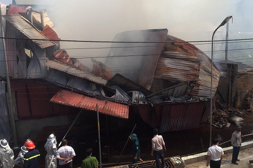 Xưởng gỗ 500m2 ở Hà Nội cháy rụi trong một giờ