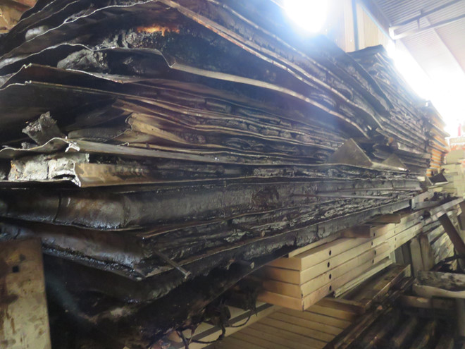 Công nhân nhà máy thép tháo chạy khi kho chứa hàng bốc cháy