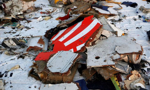 Indonesia tìm thấy càng đáp và một đoạn thân máy bay rơi xuống biển