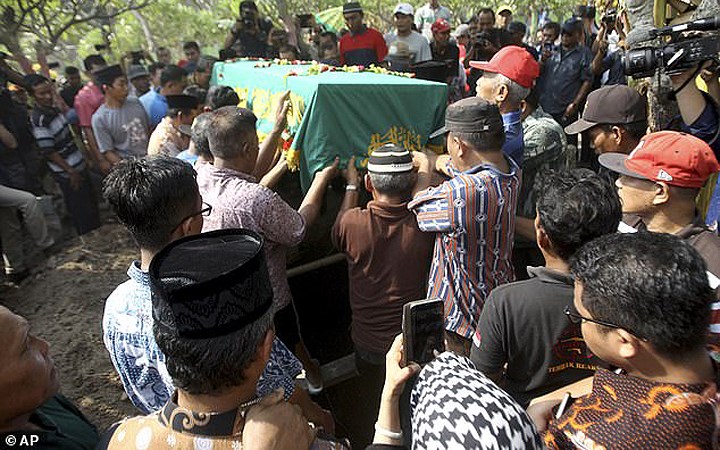 Video ảnh: Xót xa hình ảnh nạn nhân vụ rơi máy bay Lion Air chở 189 người