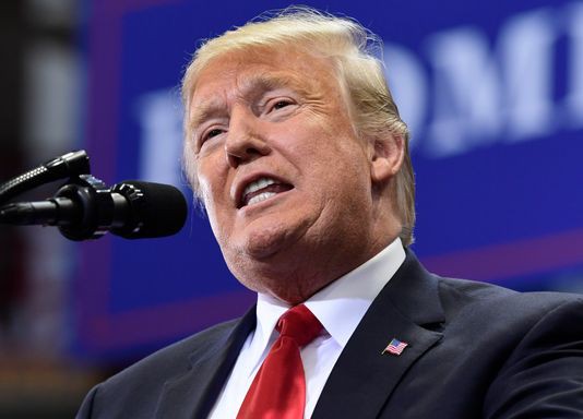 Ông Trump bất ngờ đe dọa nổ súng với di dân ném đá